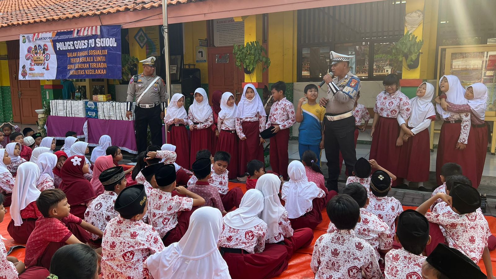 Momen Haru, Seorang Siswa SDN Tanjung Duren Peluk Aiptu I Wayan: Aku Bercita-cita Jadi Polisi