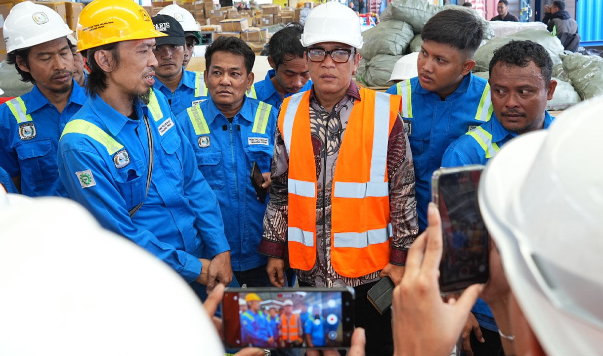 Gawat! Ancaman PHK 60 Perusahaan Diungkap Wamenaker, Ramalan Ekonom INDEF Soal Efek DeIndustrialisasi Mulai Terlihat