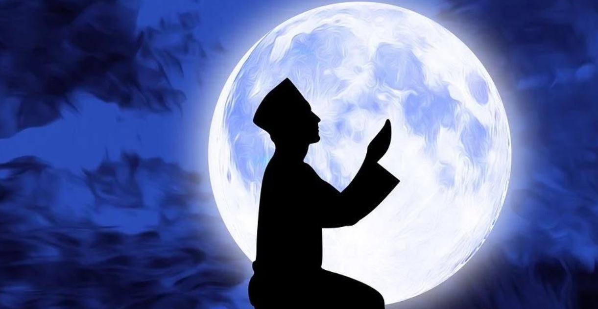 Amalan Ramadhan  sedang khusyuk berdoa setelah menyelesaikan shalat tarawih di bulan Ramadhan, mencerminkan kedalaman spiritual dan ketaatan