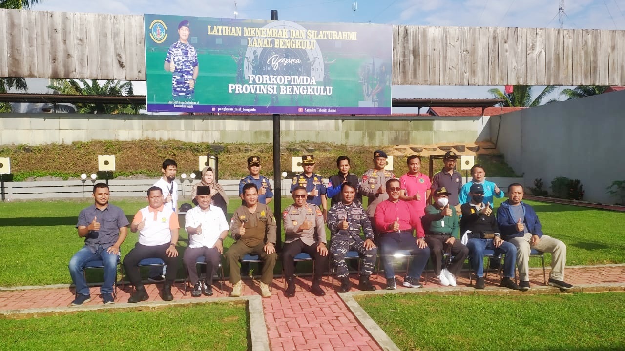 Forkompimda Bengkulu Latihan Menembak dengan Pistol Tempur TNI