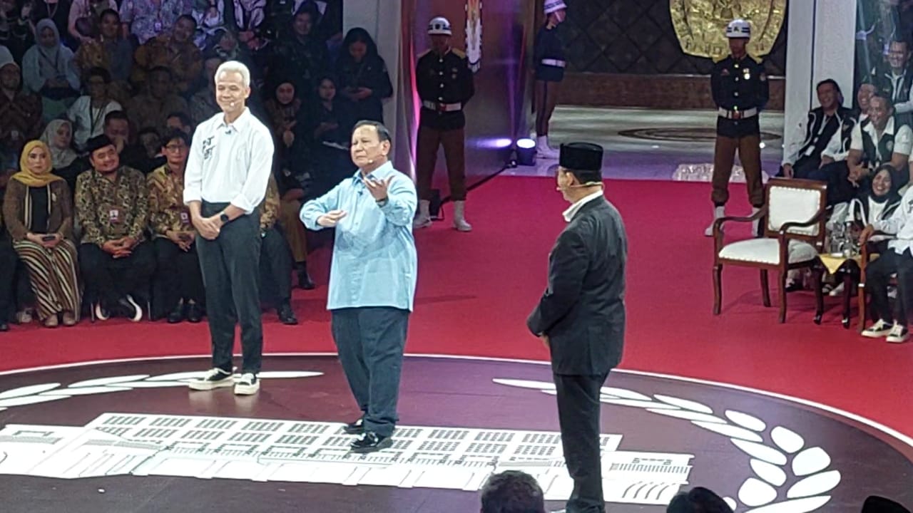 Prabowo Subianto Kembali Tunjukan Sikap 'Gemoy' Saat Debat Pemilu 2024 Tahap Pertama