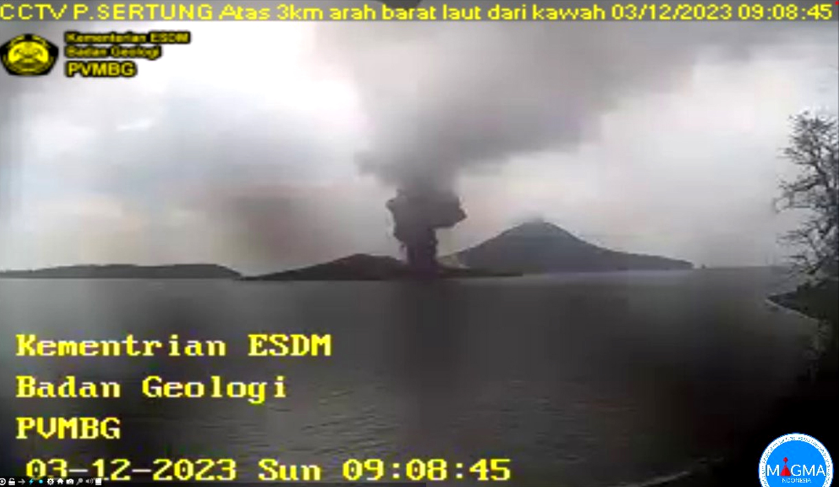 Anak Krakatau Erupsi 3 Kali Dalam 24 Jam, Kolom Abu Bergerak ke Barat