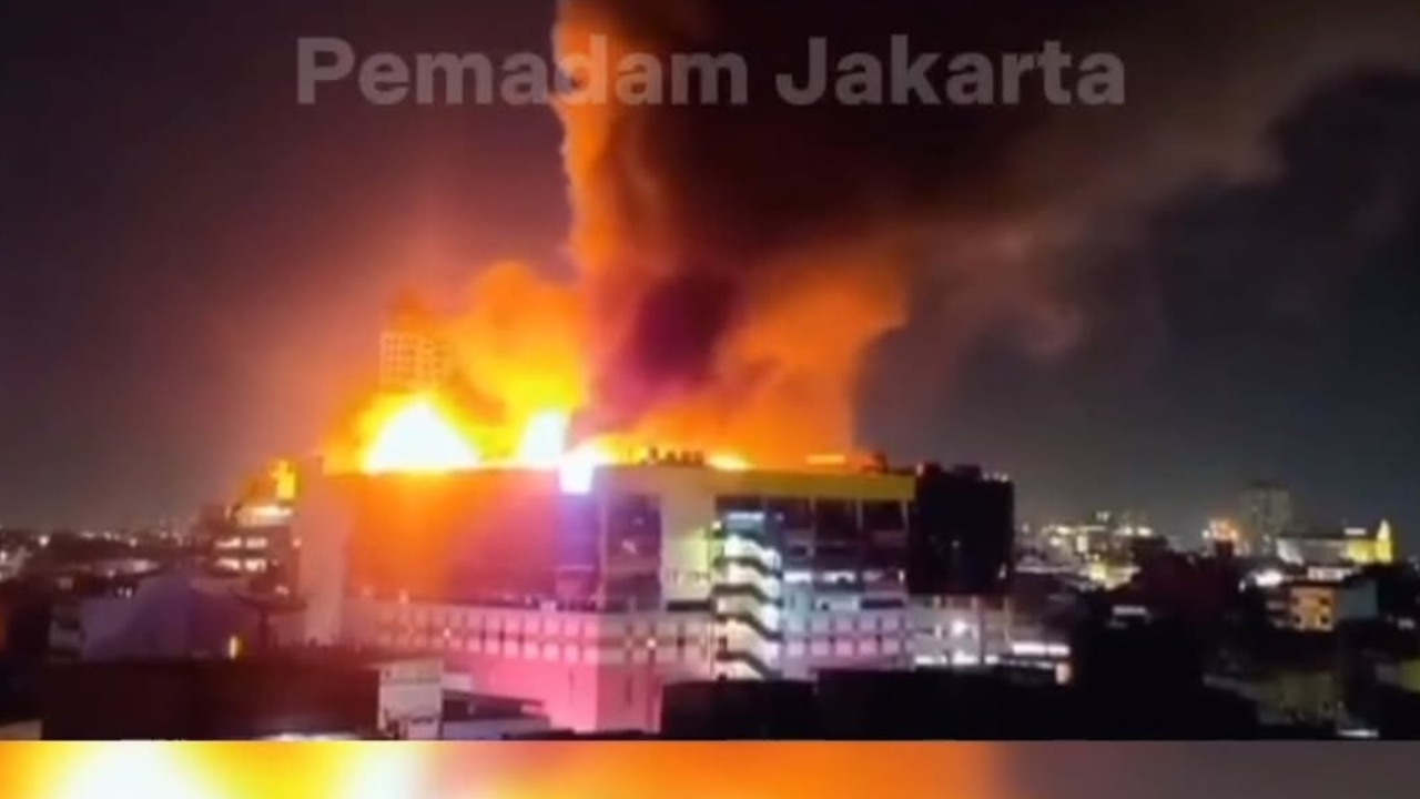 Kebakaran di Glodok Plaza, 21 Unit dan 105 Personel ke TKP