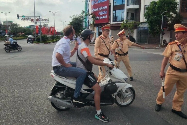 Viral, Pelatih Timnas Thailand Naik Ojek Gak Pakai Helm Ditilang Polisi Vietnam