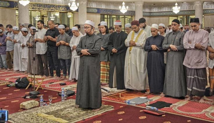 Ramai Salat Tarawih Sambil Live, Begini Hukum dan Penjelasannya