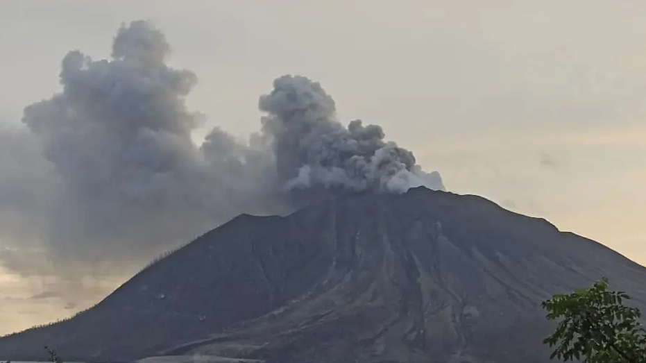 Terdampak Erupsi Gunung Ruang, 8 Ribu Warga Diungsikan 