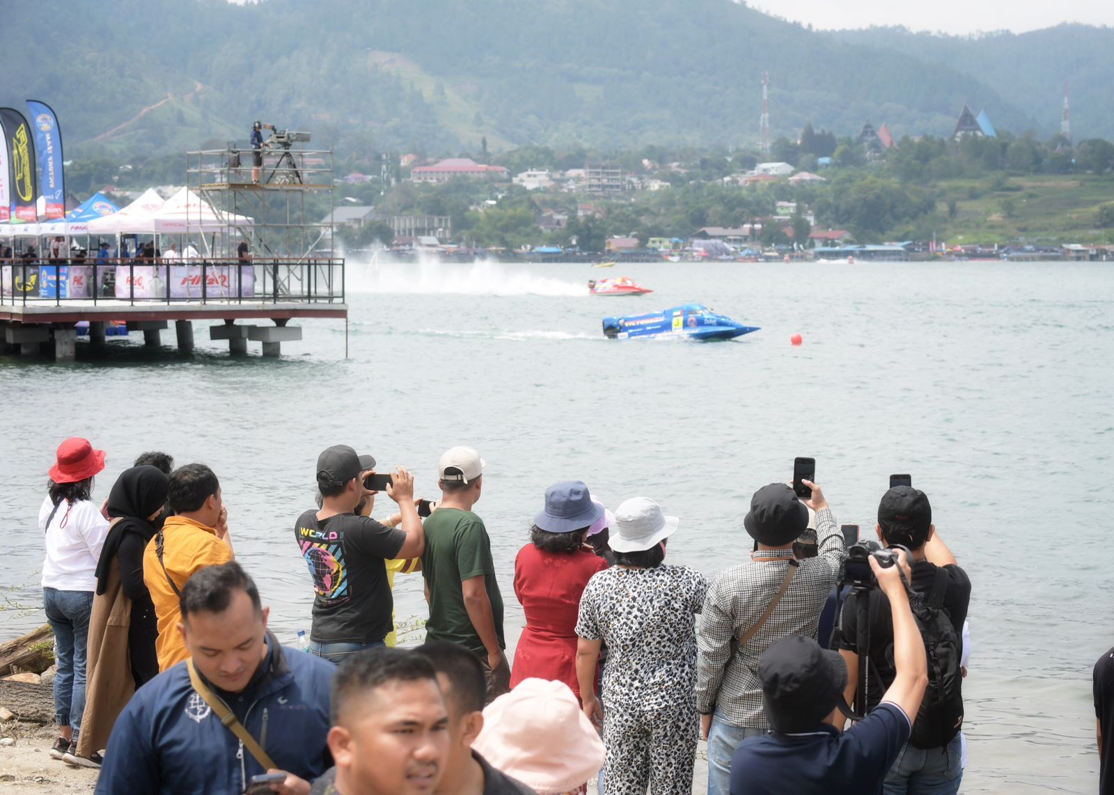 Masyarakat Antusias Nonton Langsung F1 Powerboat di Danau Toba, Penasaran Sama Perahu Balapnya