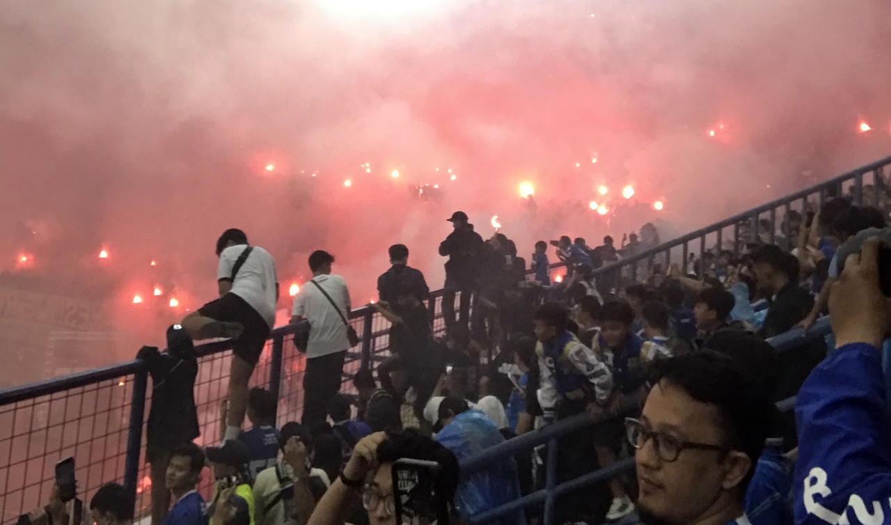 Banyak Bobotoh Bawa Flare di Stadion GBLA, Begini Tanggapan Erick Thohir