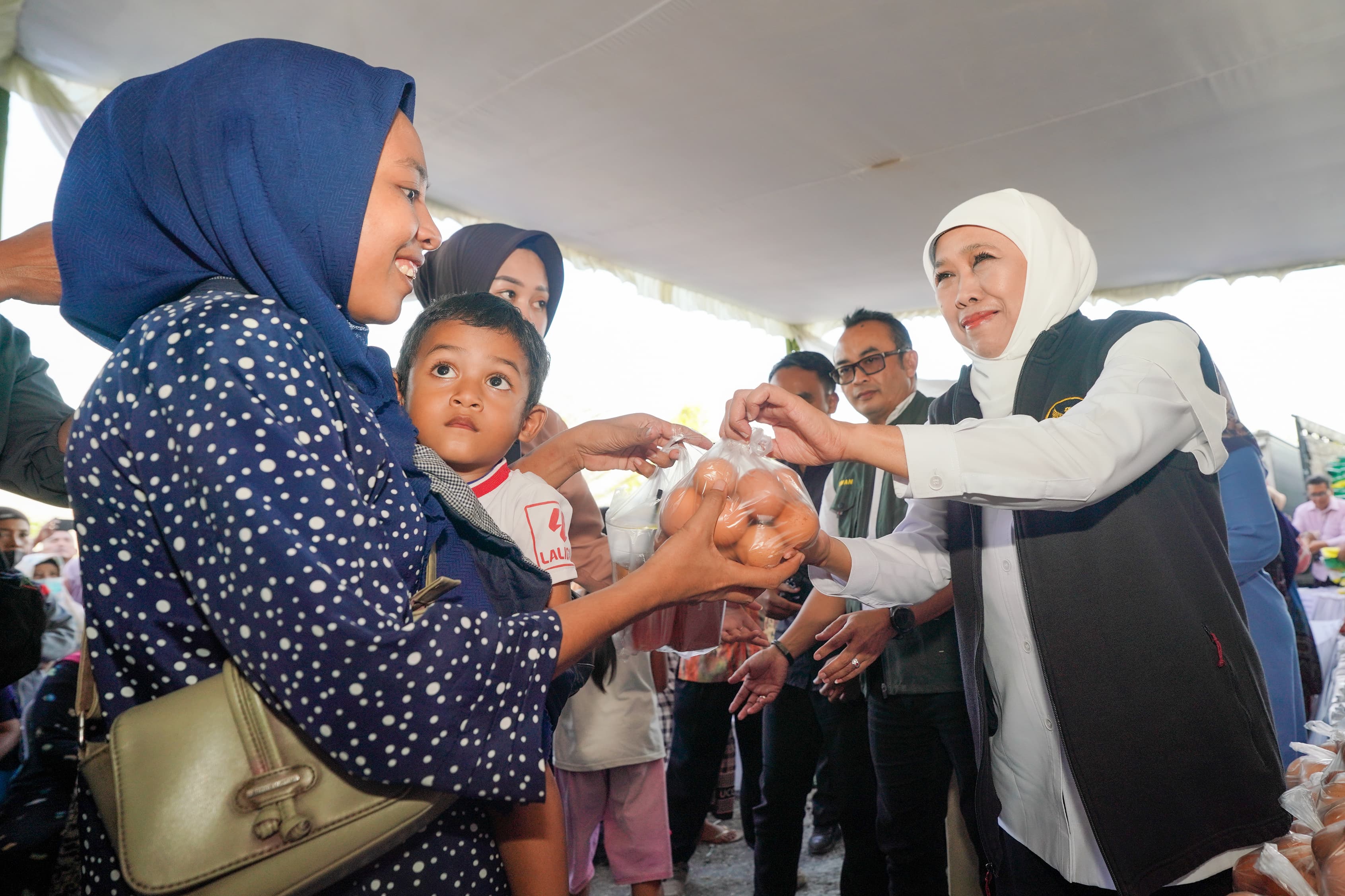 Ratusan Warga Serbu Pasar Murah di Gresik, Khofifah Komitmen Jaga Stabilitas Harga dan Daya Beli