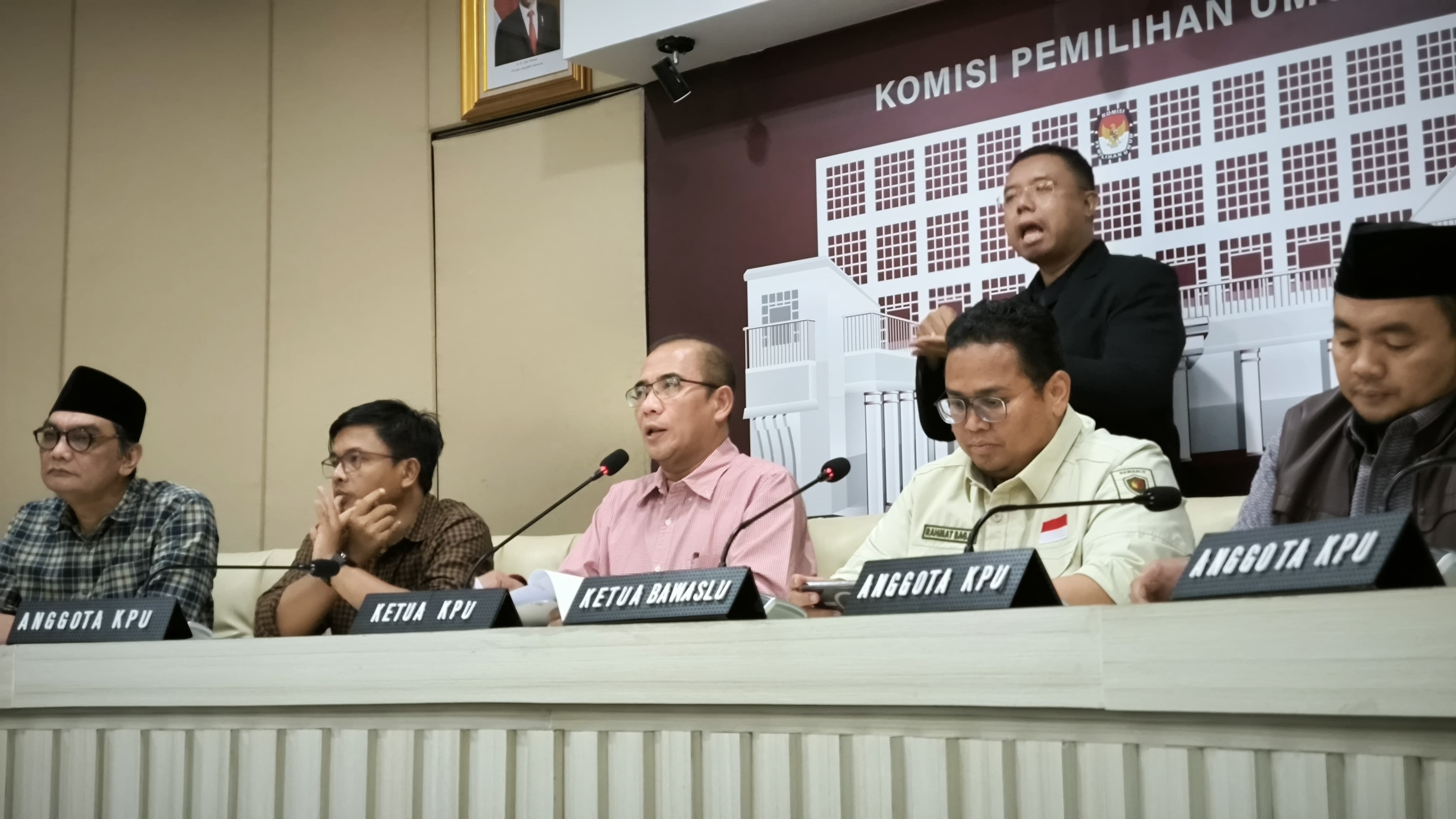 KPU Hentikan Metode Perhitungan Suara Pos dan KSK di Kuala Lumpur
