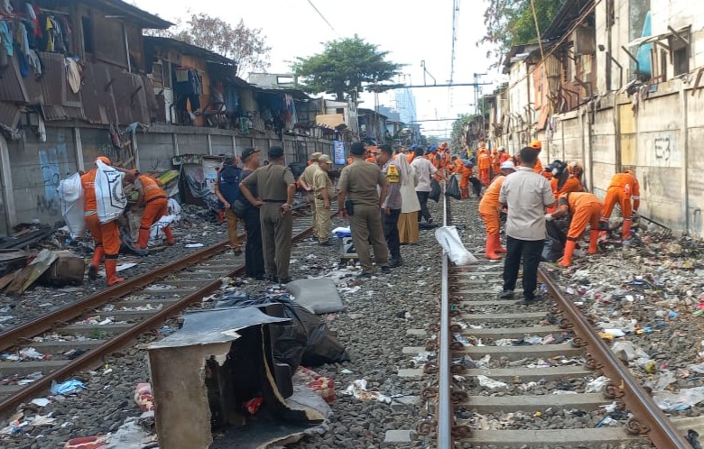 Awas! Warga Pademangan yang Buang Sampah di Rel Kereta Bakal Didenda Rp500 Ribu