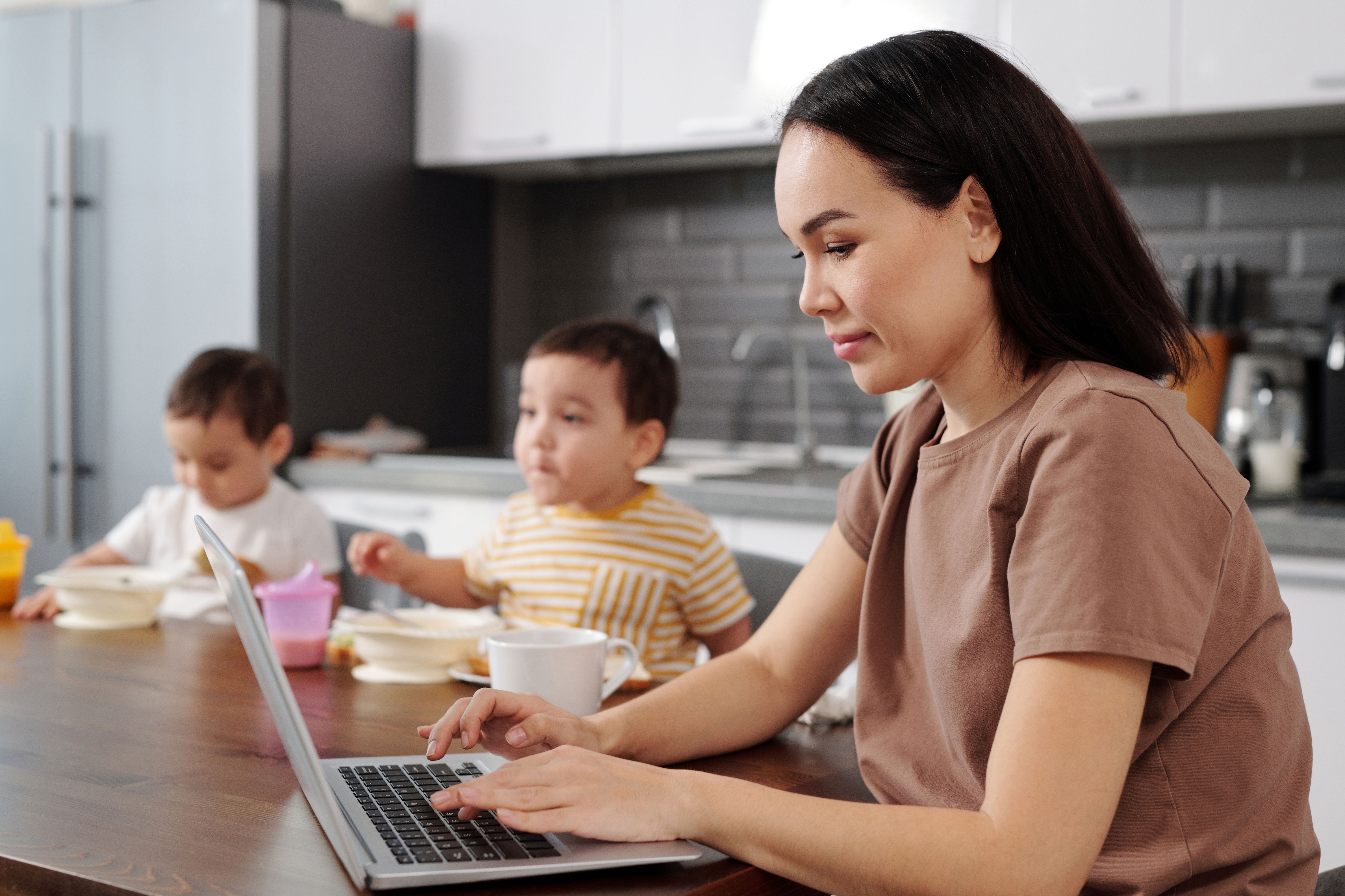 5 Tips Work-Life Balance untuk Working Mom, Jangan Sampai Kelelahan!