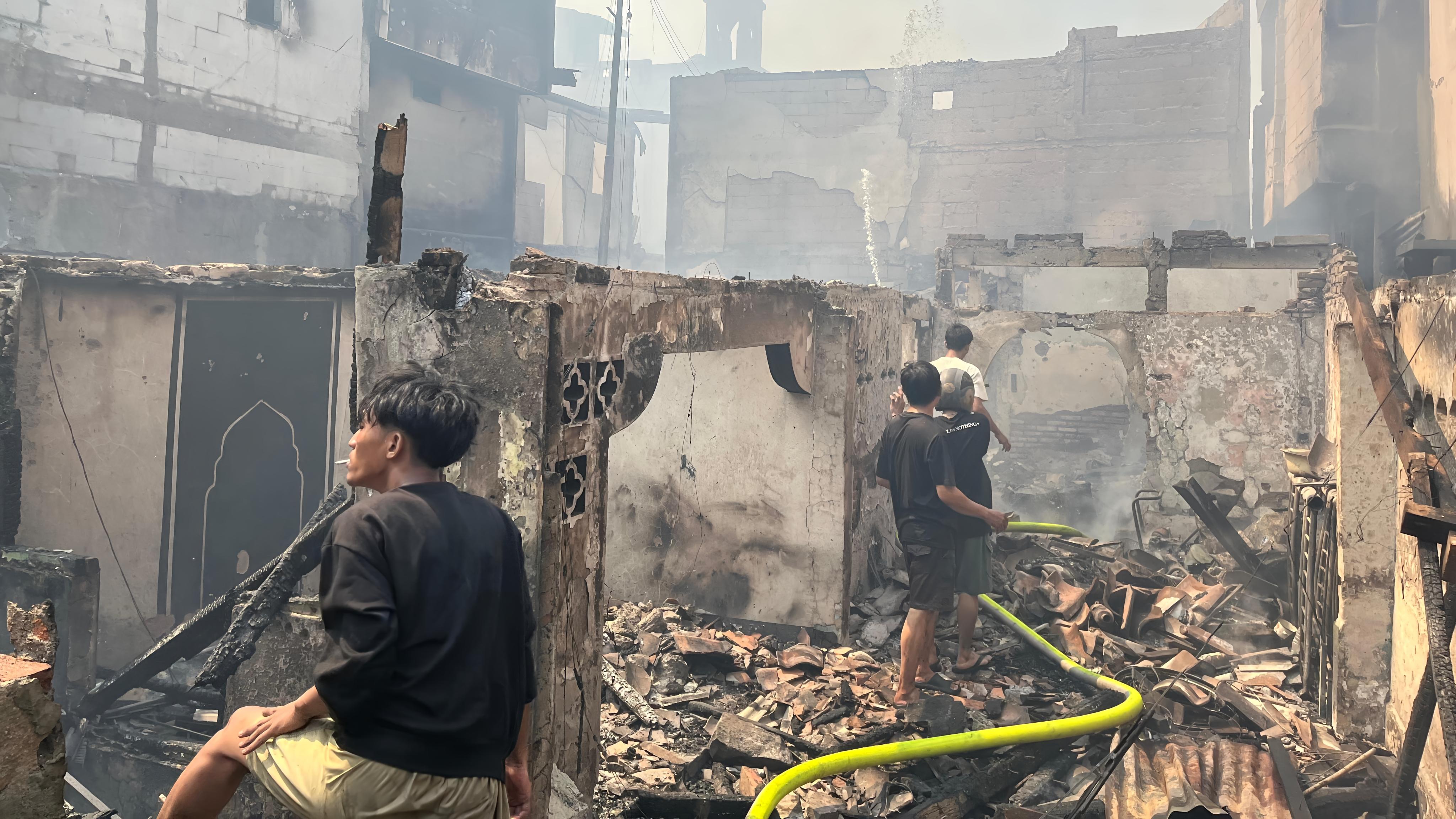 Ratusan Rumah Semi Permanen di Tangki Terbakar: Sempat Dinyatakan Padam, Kini Berkobar Lagi