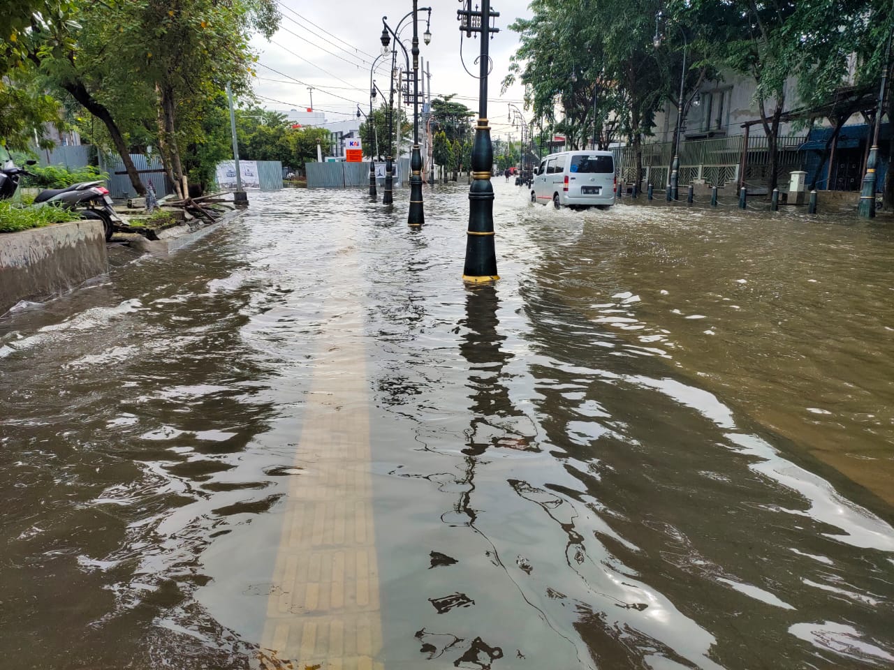 Semarang Banjir, 4 Perjalanan KA Terhambat