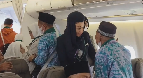 Jemaah Haji Ini Minta Turun dari Pesawat karena Teringat Ayam Piaraan Belum Diberi Makan