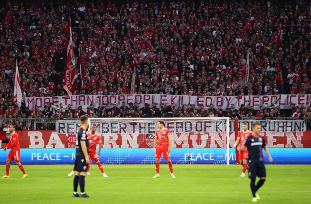 Fans Bayern Munchen Bentangkan Spanduk 