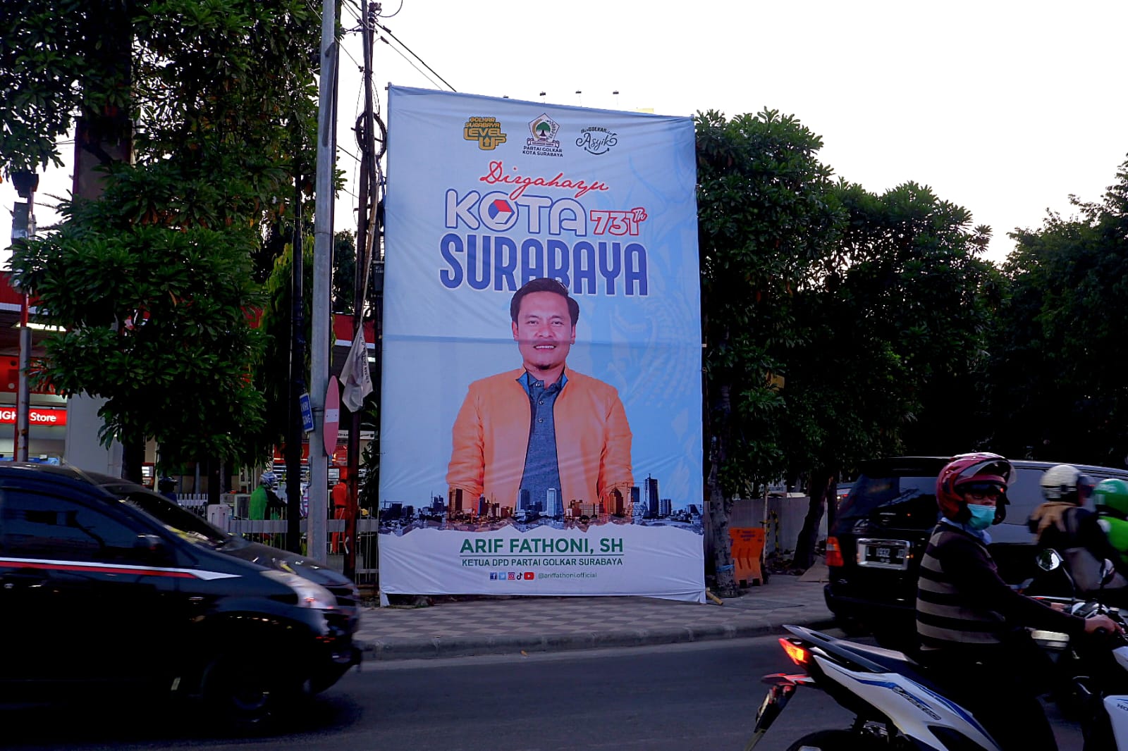Baliho Ketua DPD Golkar Arif Fathoni Menjamur di Surabaya, Bakal Maju Pilwali?