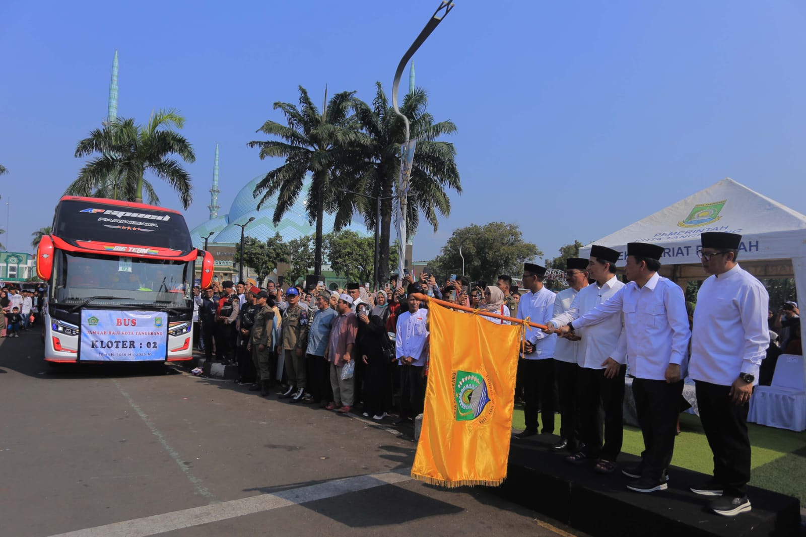 Suasana Haru di Masjid Al-Azom, 393 Jemaah Haji Kota Tangerang Diberangkatkan ke Tanah Suci