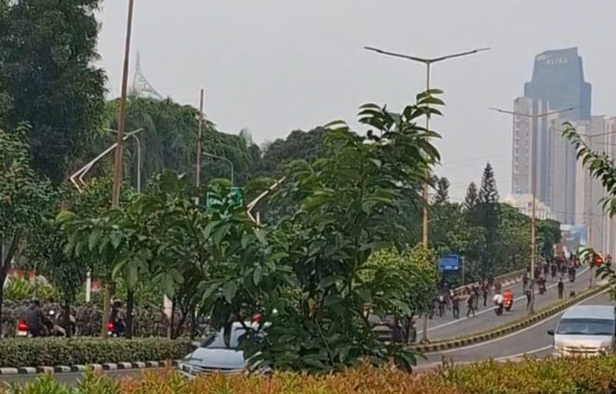 Aparat Bubarkan Massa, Akses Jalan Ditutup Menuju DPR Ditutup Total