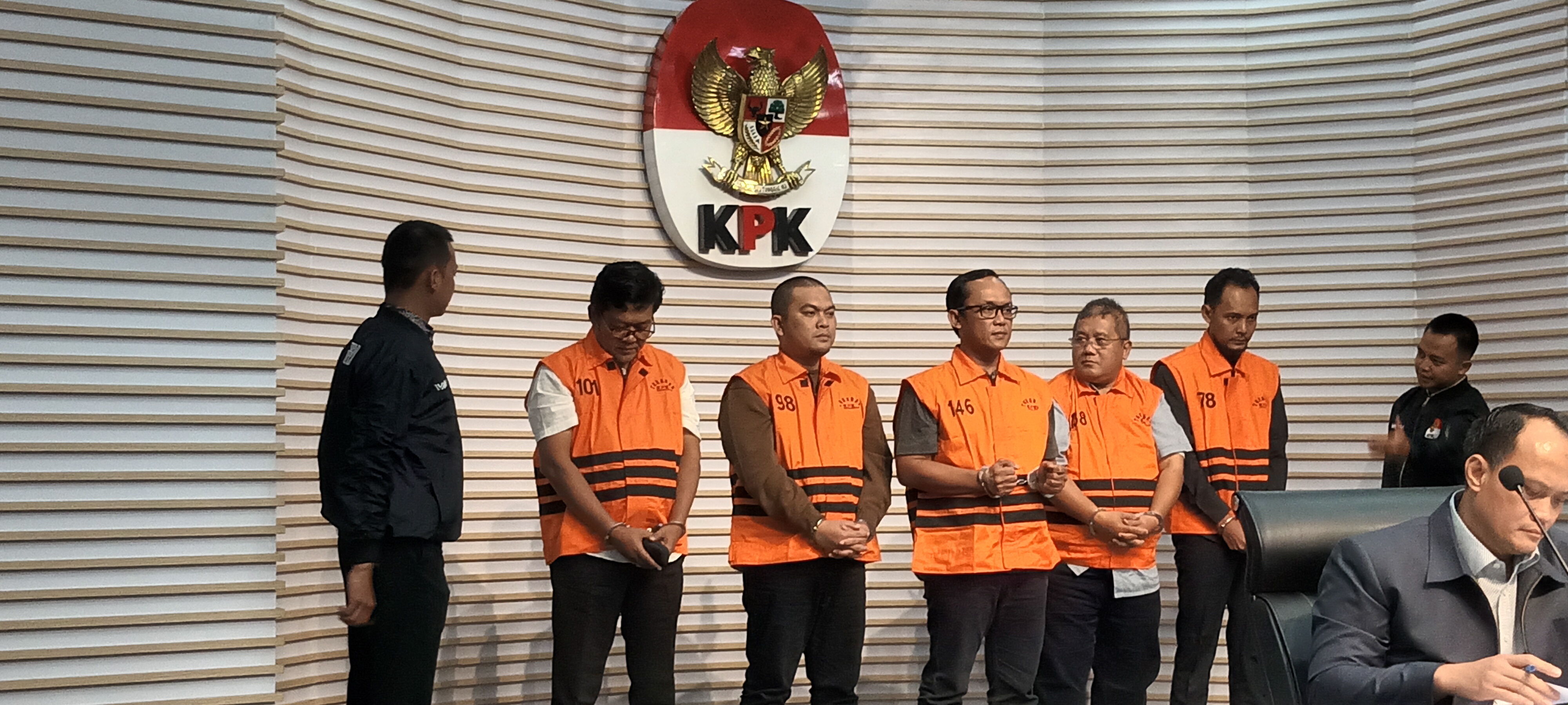 Bisa-Bisanya Bupati Lampung Tengah Ardito Wijaya Malah Goda Wartawan saat Ditangkap KPK: Kamu Cantik Hari Ini 