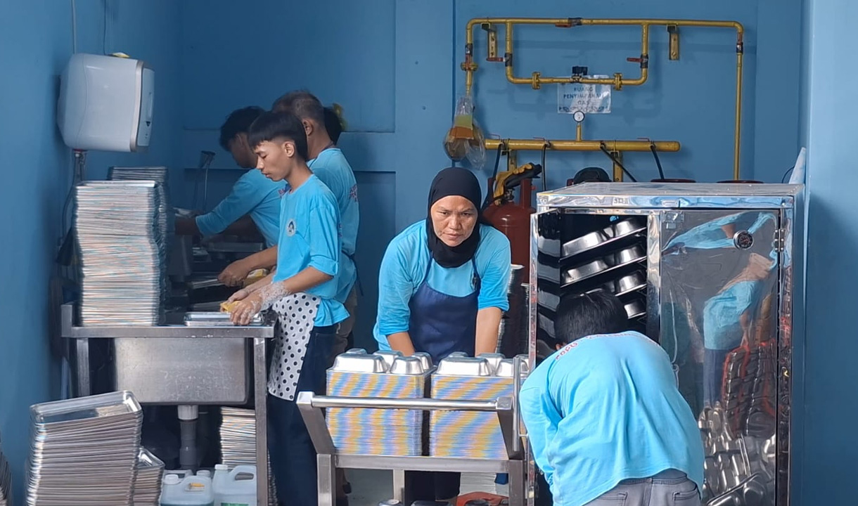 Berkah MBG! Pulo Gebang Punya Dapur Inklusif, Rangkul Puluhan Karyawan dari Berbagai Usia