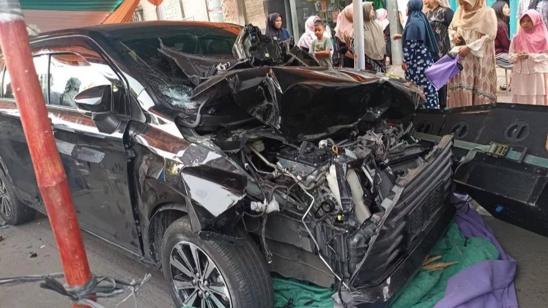 Brak! Tenda Acara Maulid Dihantam Avanza di Kembangan, Mabuk?