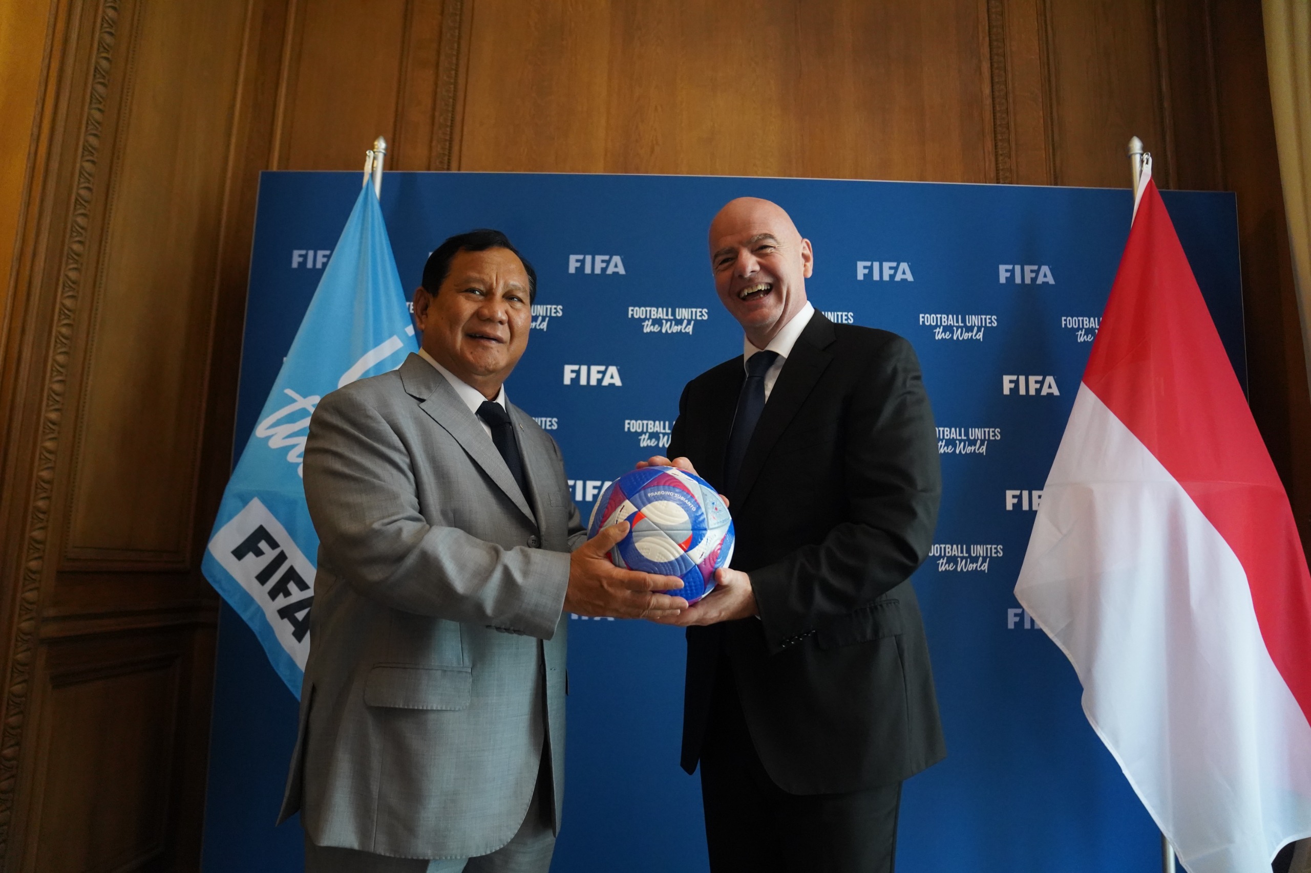 Bertemu Presiden FIFA, Prabowo Dapat Cinderamata Bola Bertuliskan Namanya