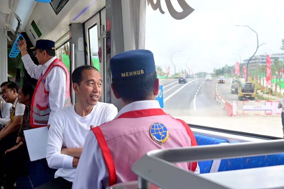 Jokowi Sebut Biaya Operasional Trem Otonom ART Lebih Murah Daripada MRT dan LRT  