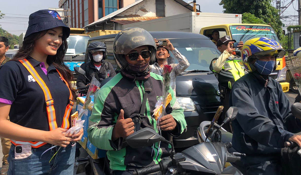 KAI Bagi-bagi Bunga dan Cokelat hingga Helm di Jalur Perlintasan Kereta Api, Kampanyekan Keselamatan   