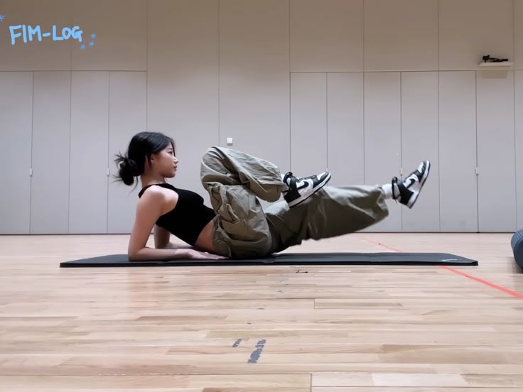 11 Step Workout Rumahan ala Kazuha Le Sserafim untuk Perut Kencang, Rata, dan Ramping