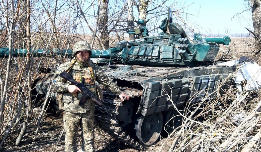 Tentara Rusia Pergi Sisakan Mayat dan Tank Baja di Desa Husarivka   