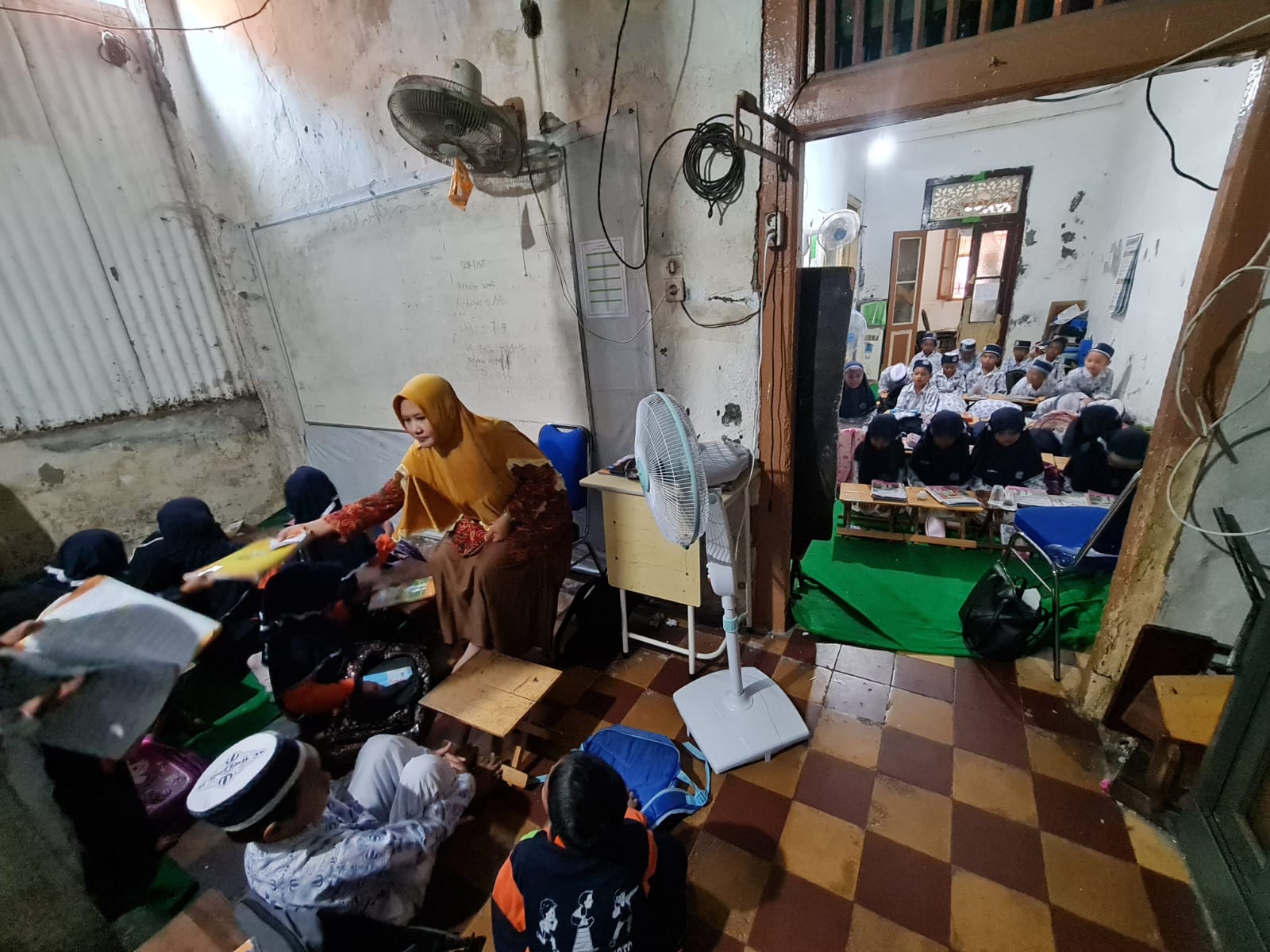 Siswa YPI Cokroaminito Surabaya Belajar di Rumah Warga, Wali Kota Eri Cahyadi Turun Tangan