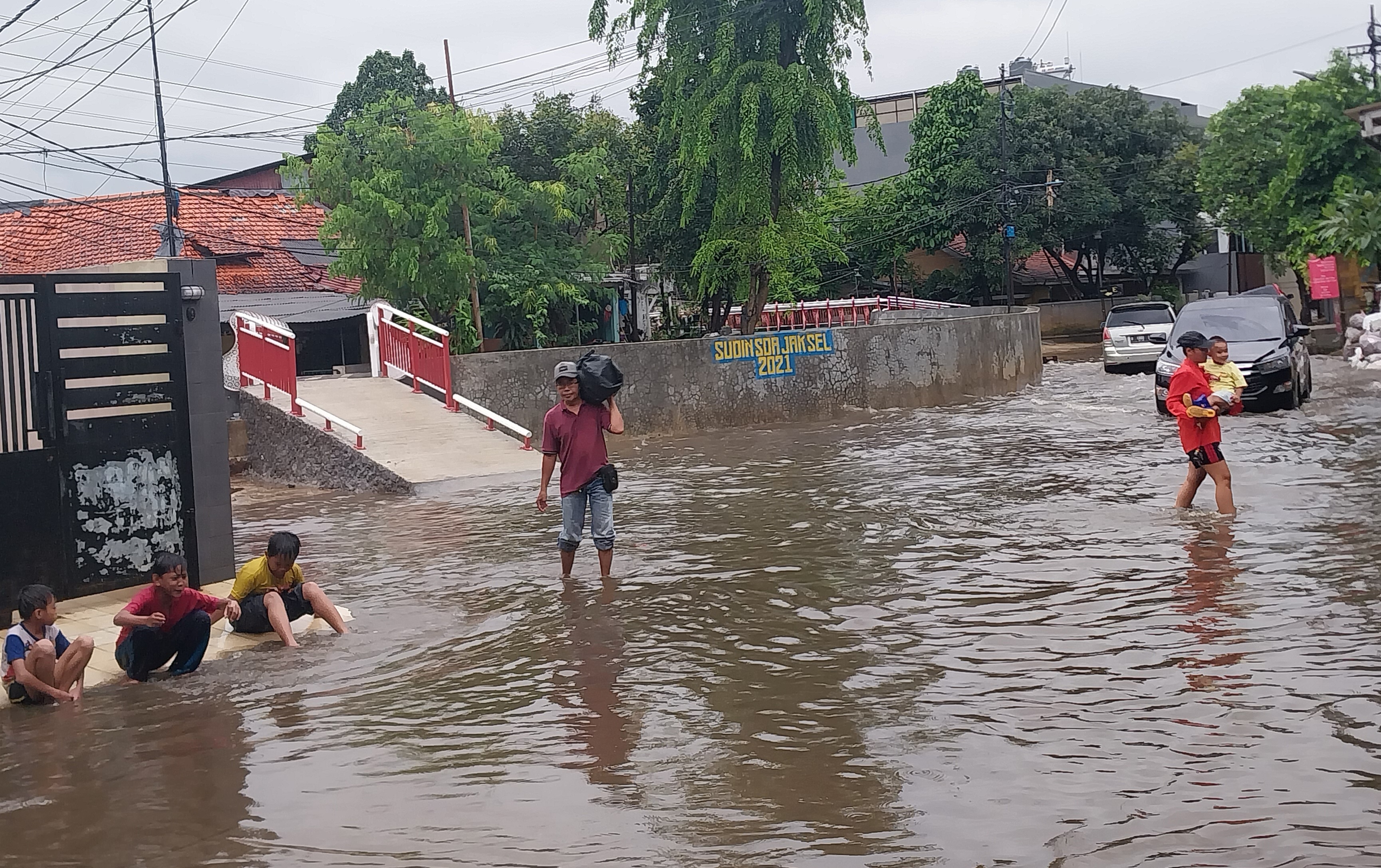 Hujan Deras, Komplek Polri Mampang Kerap Tergenang Banjir, Warga Minta Pemerintah Keruk Kali 