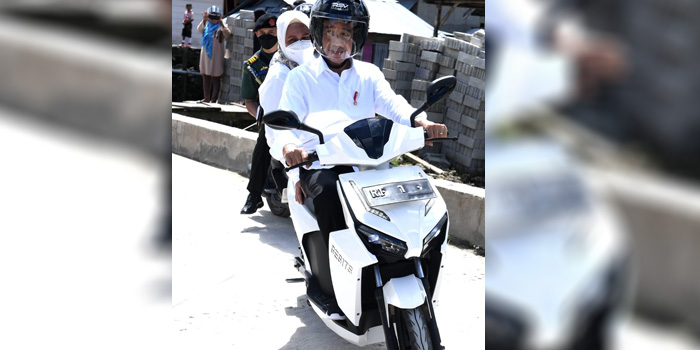 Presiden Jokowi Boncengi Istri Jajal Sepeda Motor Listrik Menuju Kampung Mola