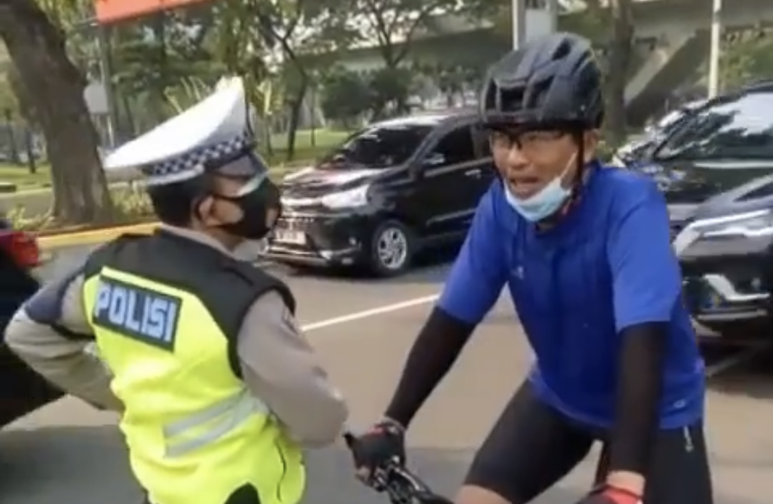 Viral! Melintas di Luar Jalur yang Disediakan, Pesepeda Langsung Kena Tegur Pak Polisi