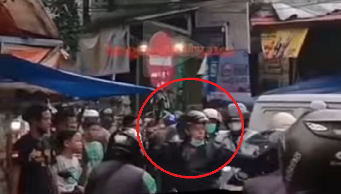 Viral! Pria Berjaket Hitam di Bogor Lepaskan Tembakan ke Udara, Aksinya Terjadi di Tengah Kerumunan Warga 