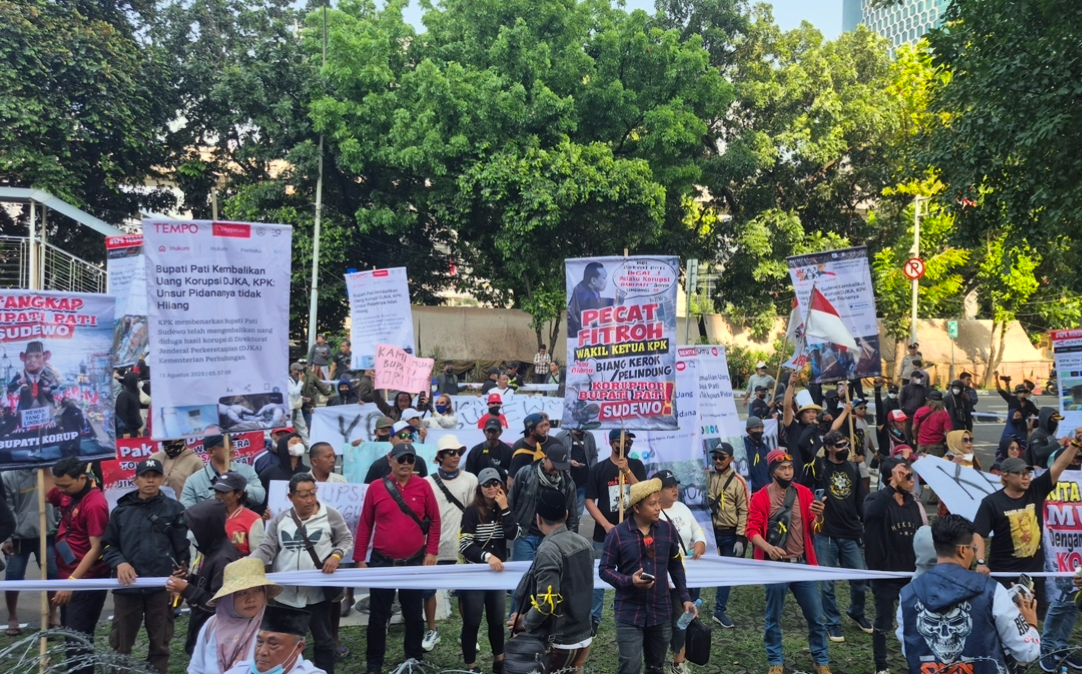 Ratusan Warga Pati Geruduk Gedung KPK, Desak Penangkapan Bupati Sudewo