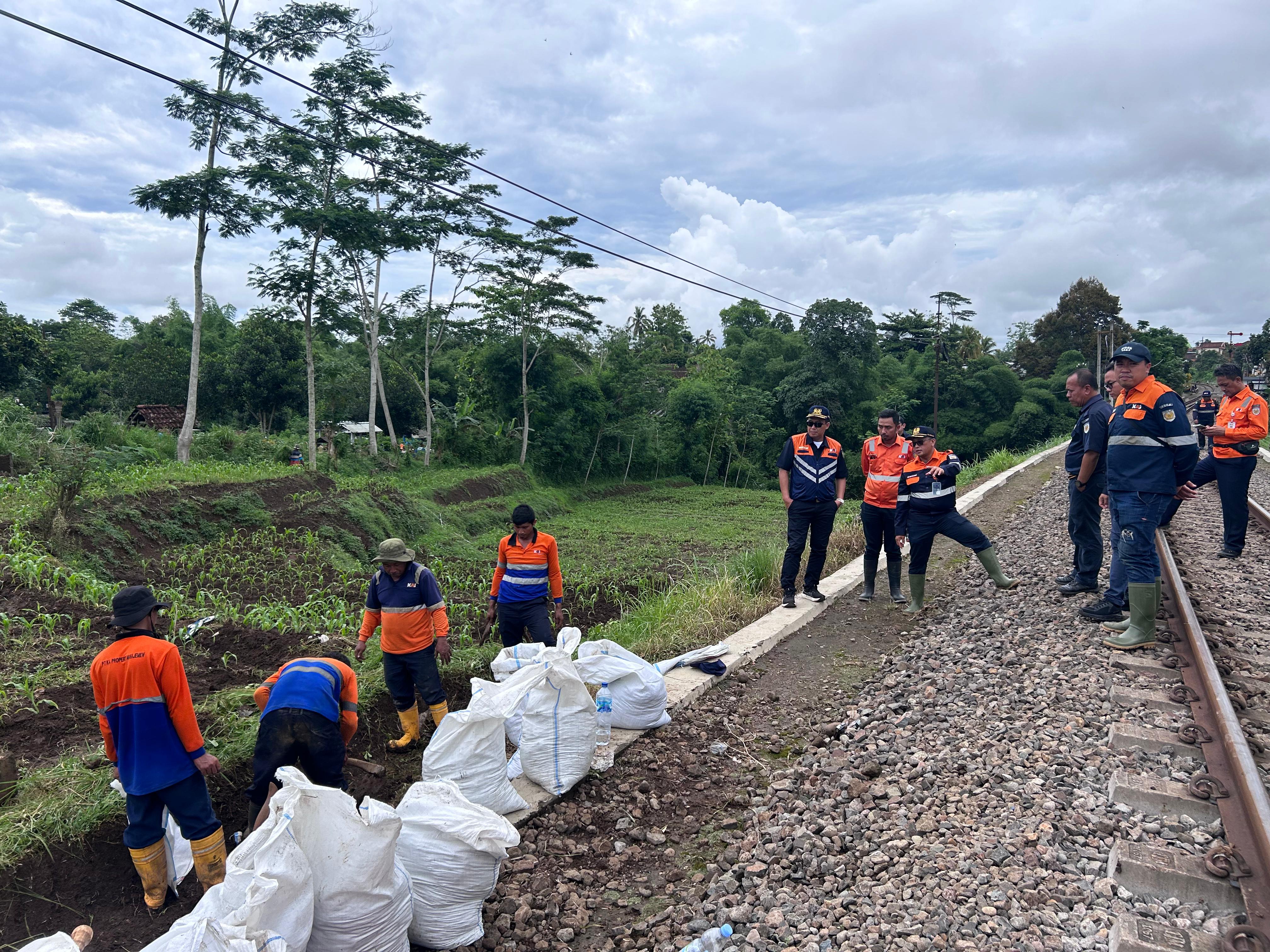 Terdampak Banjir dan Longsor, KAI Terus Upayakan Normalisasi Jalur Pohgajih-Kesamben