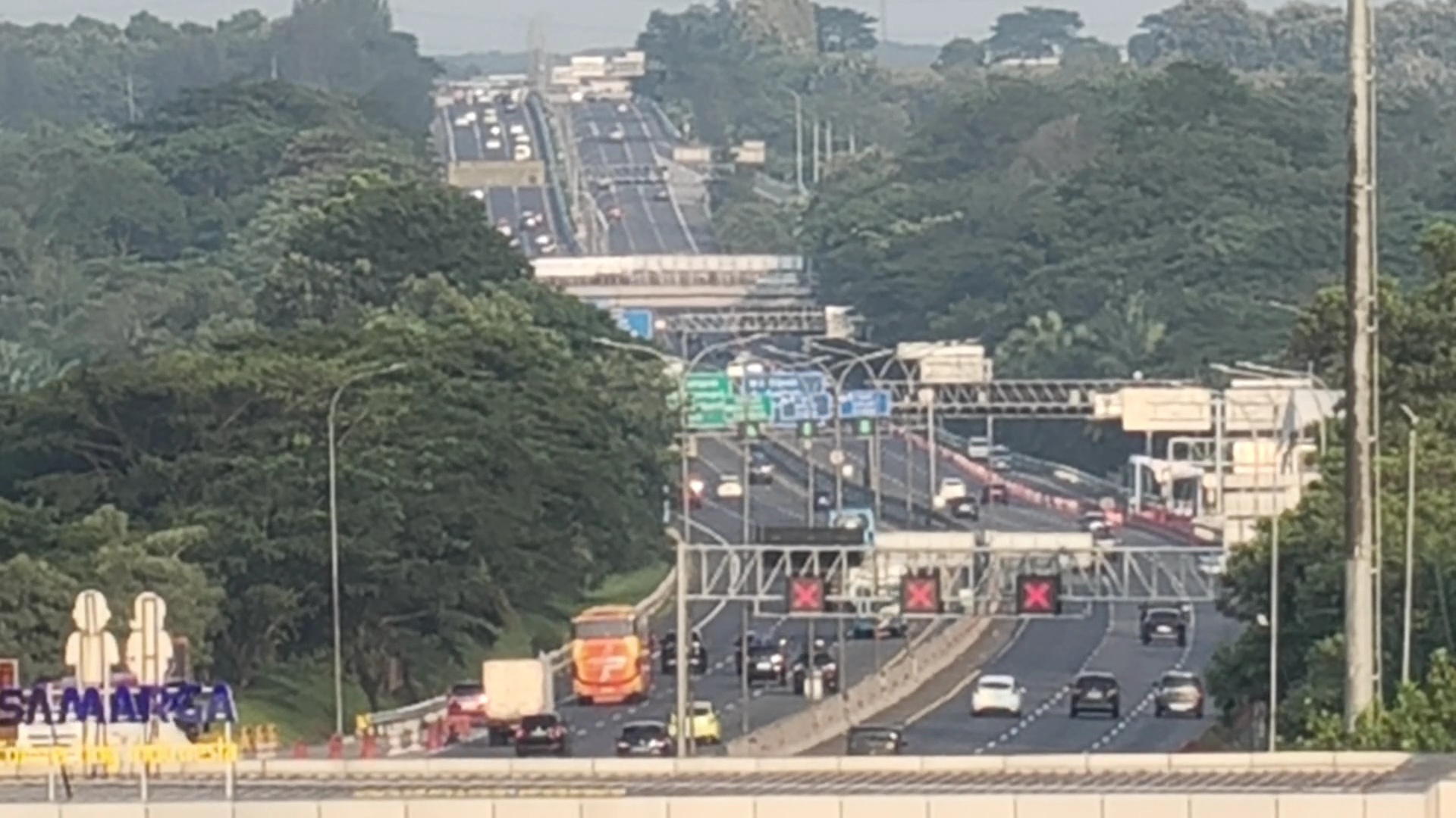 One Way Mulai Berlaku di Tol Japek KM 70, Lalu Lintas Masih Ramai Lancar