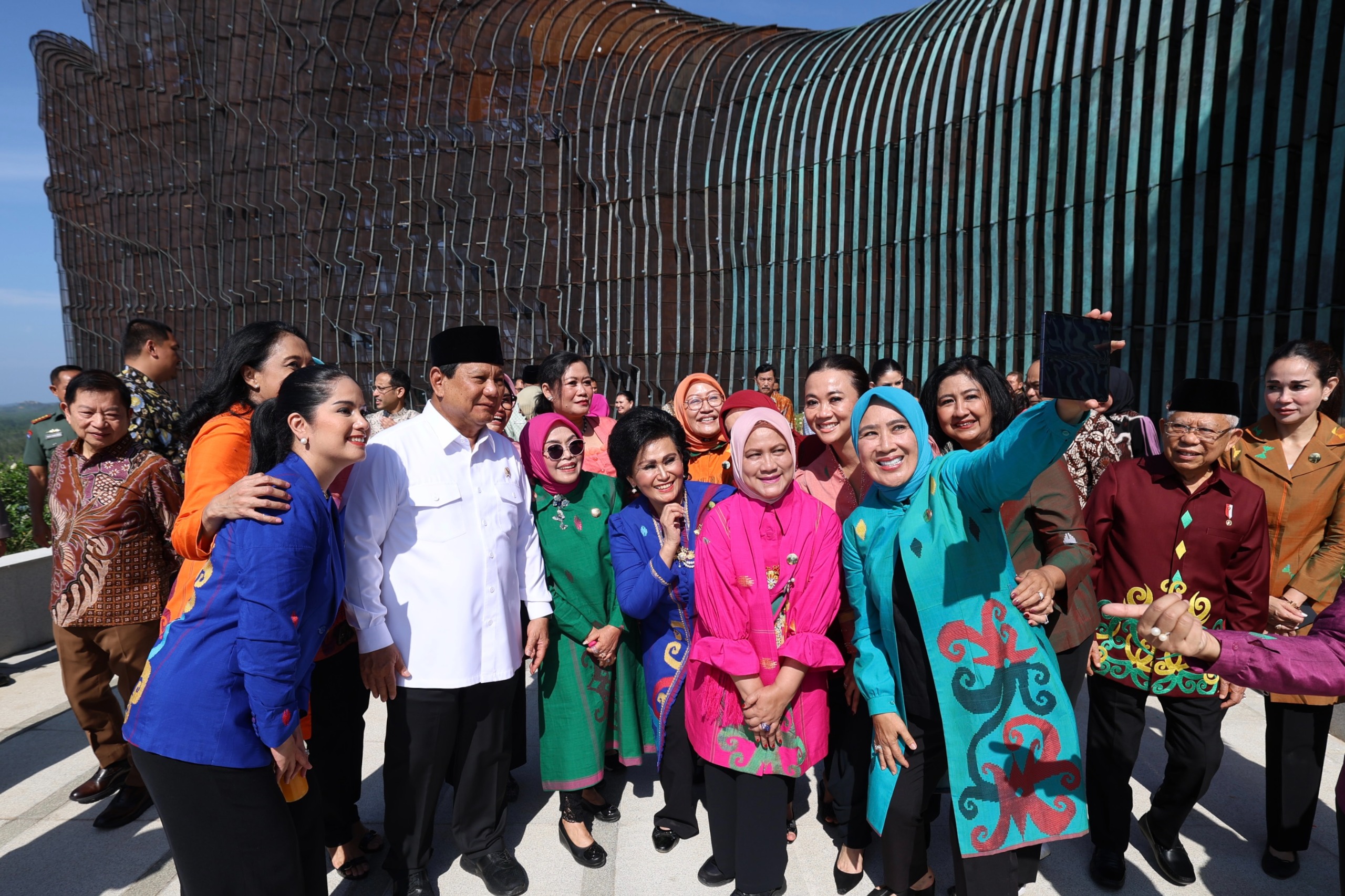 Habis Rapat, Prabowo Selfie Bareng Ibu Negara dan Istri-Istri Menteri Kabinet Indonesia Maju