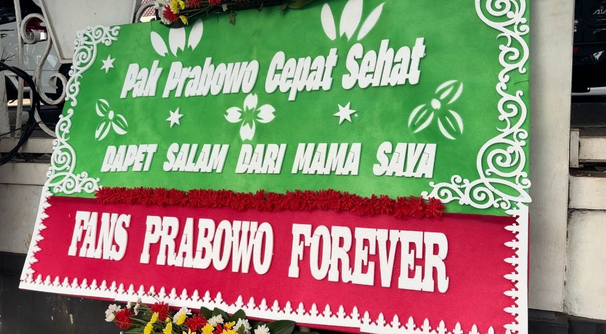 Prabowo Dapat Karangan Bunga Pasca Operasi di RSPPN Bintaro