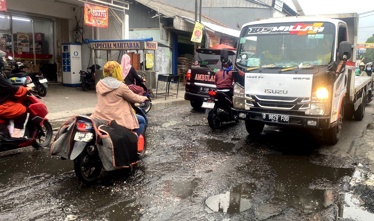 Jalan Rusak Jatiasih Makan Korban, Warga: Ganangan Air Berbau Busuk