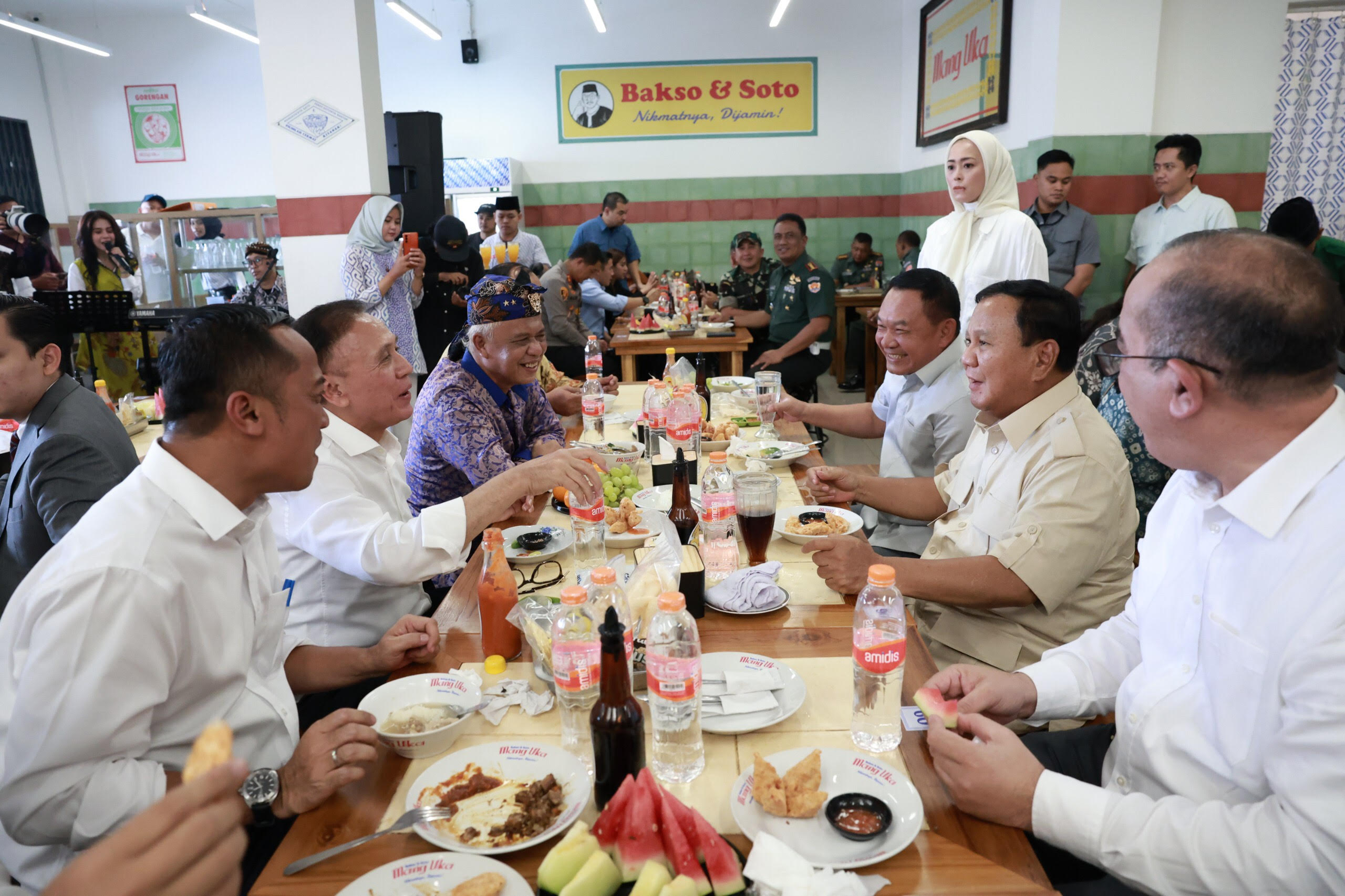 Saat Warga Antusias Sambut Menhan Prabowo yang Mampir Makan Siang di Kios Bakso Milik Dudung Abdurachman di Cimahi