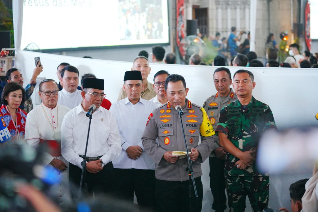 Keliling Gereja, Kapolri Pastikan Ibadah Natal Aman dan Damai