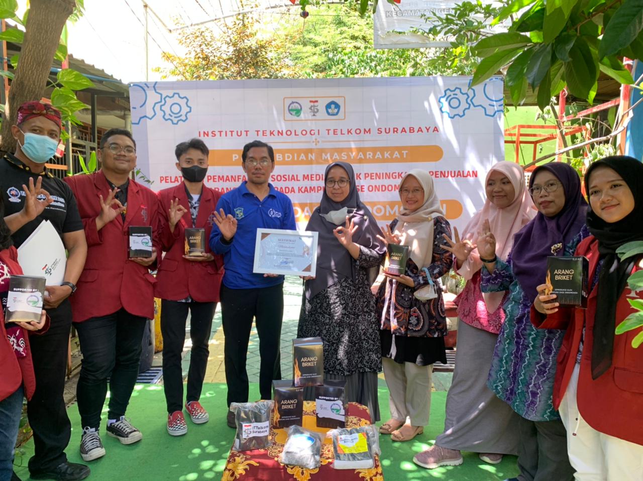 Institut Teknologi Telkom Surabaya Latih Kampung Oase Ondomohen