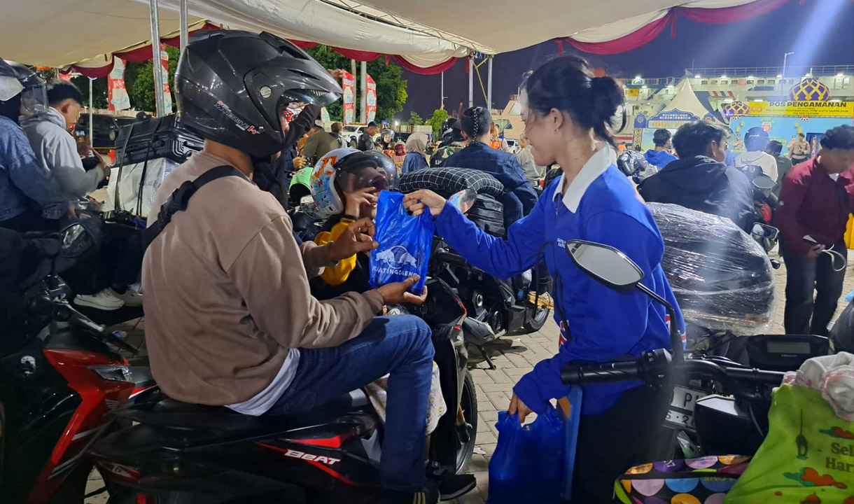Mudik Makin Semangat bersama Kratingdaeng, Sambangi Pemudik Motor di Pelabuhan Ciwandan