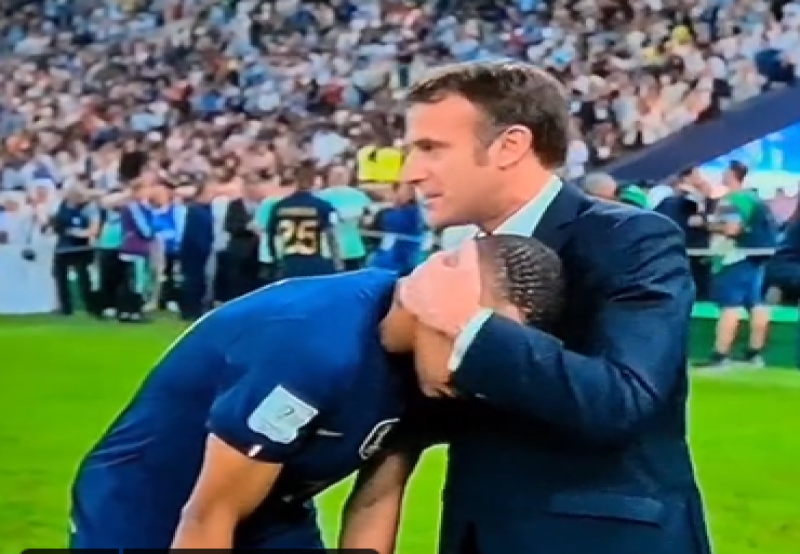 Bocor! Ini yang 'Dibisikkan' Presiden Prancis ke Kylian Mbappe Usai Kalah di Laga Final Melawan Argentina