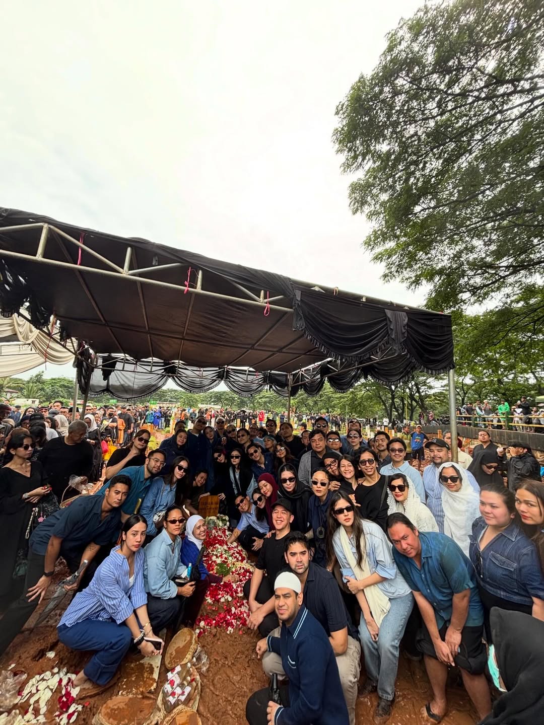 Makna Busana Biru dalam Pemakaman Vidi Aldiano, Warna Pembawa Keberuntungan
