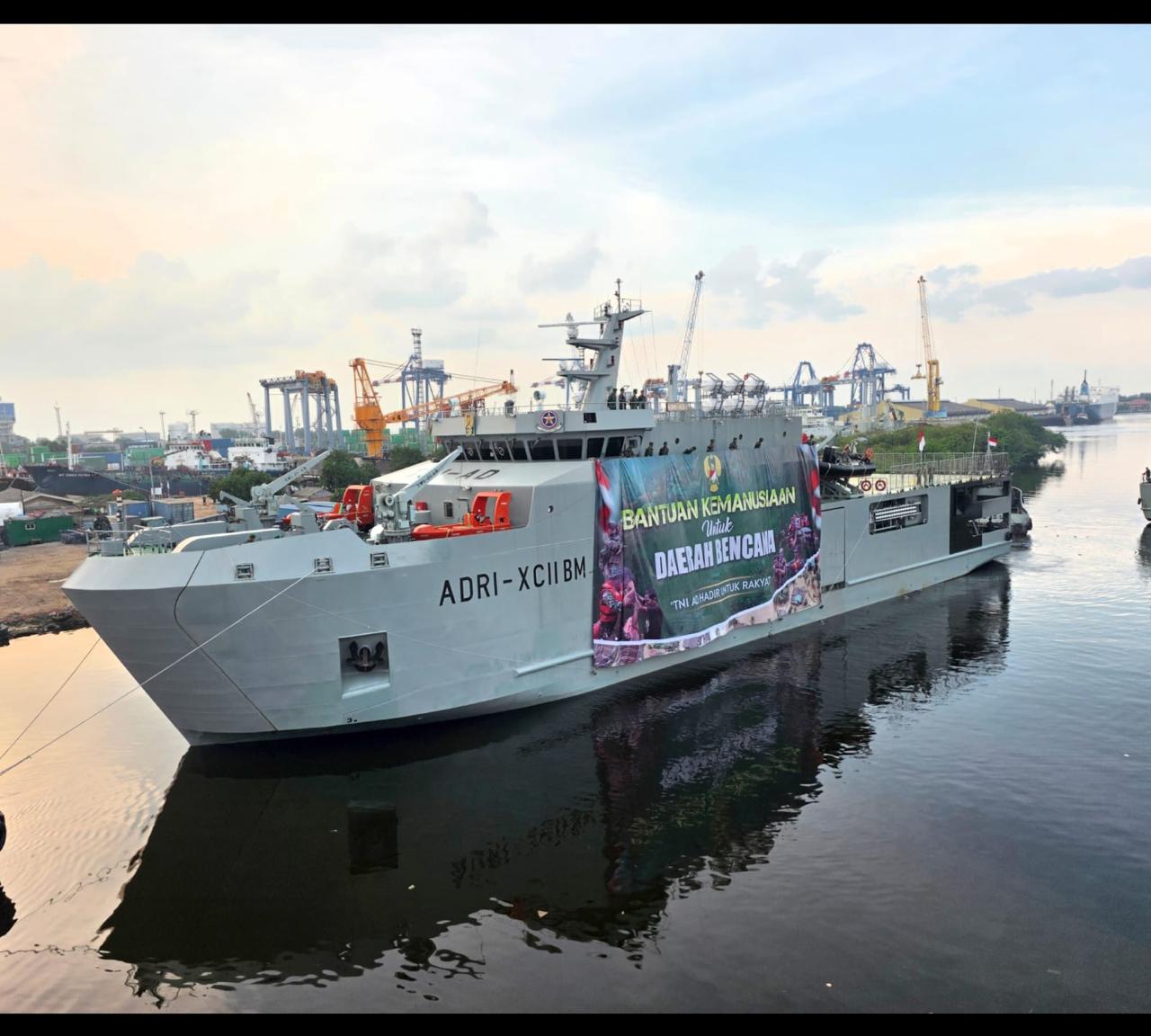 TNI AD Kirim Kapal ADRI XCII-BM ke Sumatra, Muat 88 Ton Bantuan Logistik