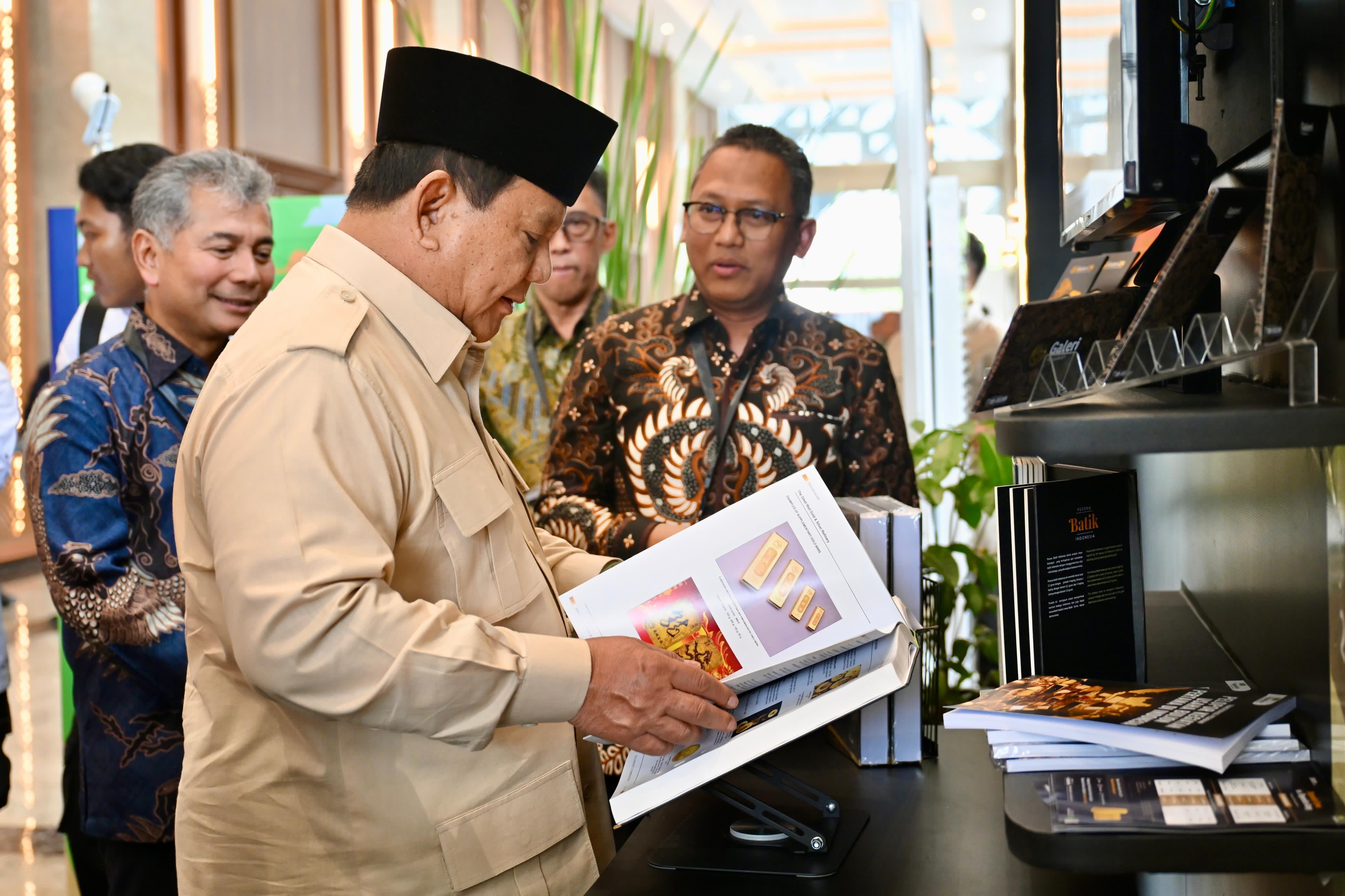 Turis Minta Maaf Usai Coret